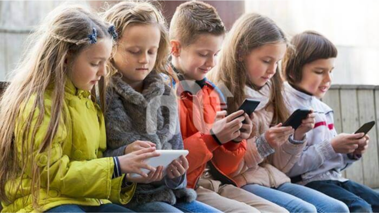 Çocuğum Sürekli Telefon ve Sosyal Medya Kullanıyor, Nasıl Sınır Koyabilirim?